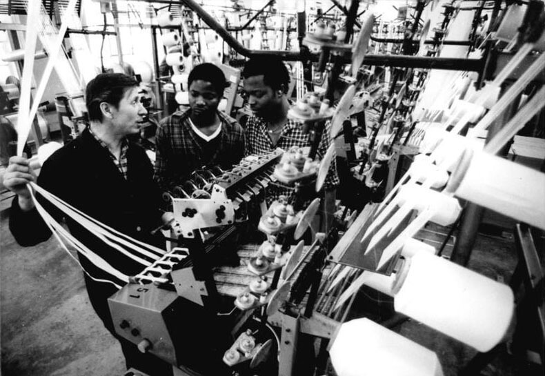 Ausbildung Facharbeiter im VEB Bandtex Pulsnitz 1984 © Bundesarchiv Bild 183-1984-0315-001 CC-BY-SA-3.0